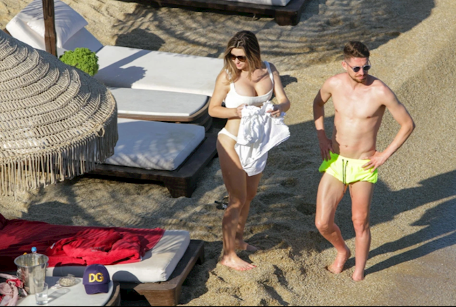 Jorginho ôm hôn bạn gái có “vòng 1” khủng