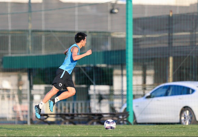 Văn Quyết tập đá penalty giống Jorginho