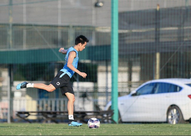 Văn Quyết tập đá penalty giống Jorginho