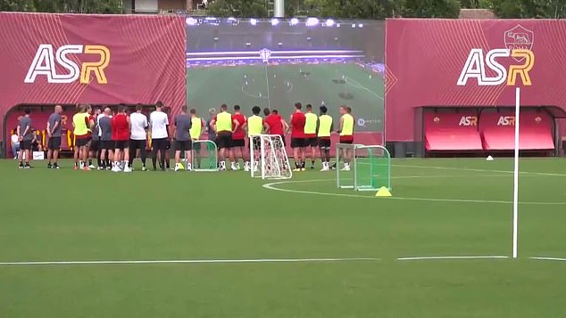 Mourinho dùng cả chiếc Flycam trong các buổi tập của Roma Mourinho dùng cả chiếc Flycam trong các buổi tập của Roma