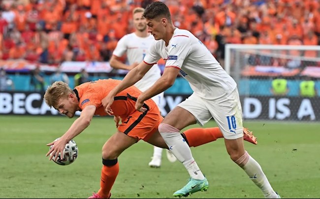 De Ligt buộc phải phạm lỗi trong trận gặp CH Séc De Ligt buộc phải phạm lỗi trong trận gặp CH Séc