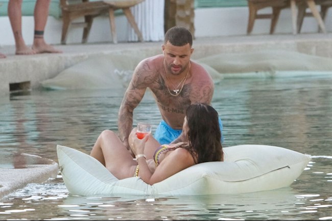 Kyle Walker và bạn gái Annie Kilber trong kỳ nghỉ ở Mykonos, Hy Lạp Kyle Walker và bạn gái Annie Kilber trong kỳ nghỉ ở Mykonos, Hy Lạp