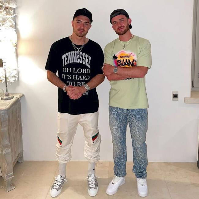 Jack Grealish (trái) và Ben Chilwell cũng tới Mykonos, Hy Lạp xả hơi sau hành trình Euro khó quên cùng tuyển Anh Jack Grealish (trái) và Ben Chilwell cũng tới Mykonos, Hy Lạp xả hơi sau hành trình Euro khó quên cùng tuyển Anh