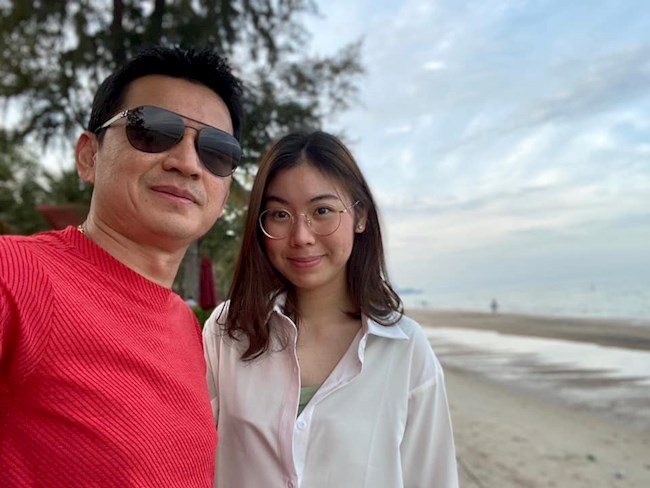 HLV Kiatisuk khoe ảnh gái rượu xinh đẹp nhân dịp sinh nhật