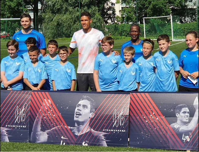 Varane tới thăm một CLB nghiệp dư của Pháp