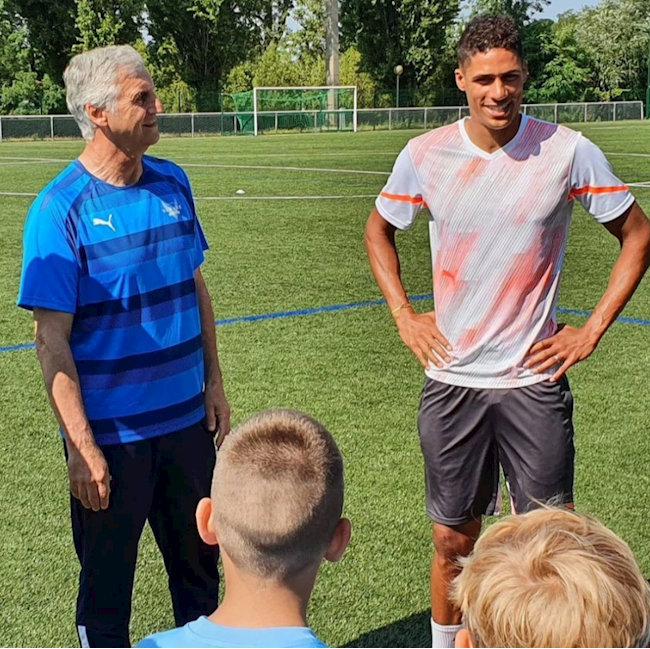 Varane tới thăm một CLB nghiệp dư của Pháp