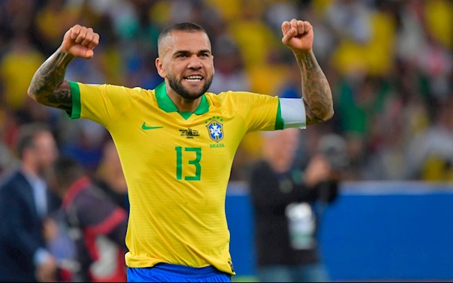 Dani Alves: Những câu chuyện về ông hoàng danh hiệu