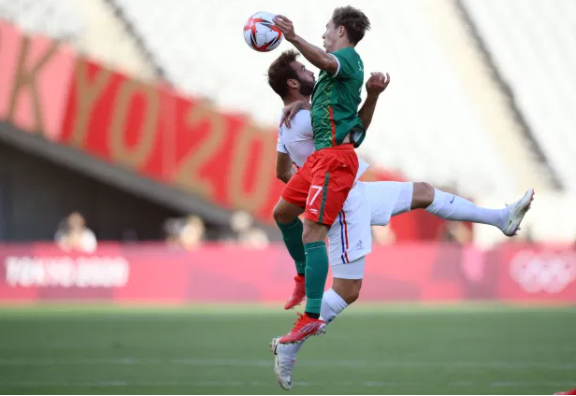 Một tình huống tranh chấp giữa cầu thủ Mexico và Pháp