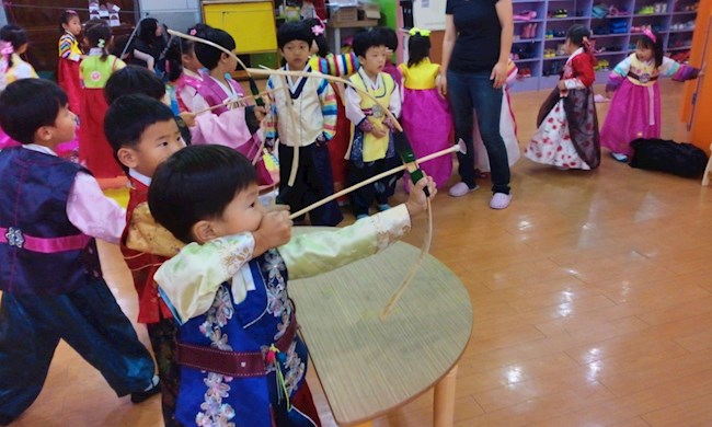 Trẻ em Hàn Quốc được tiếp xúc với môn cung tên từ tấm bé
