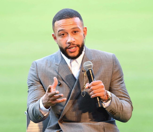 Depay ra mắt Barca