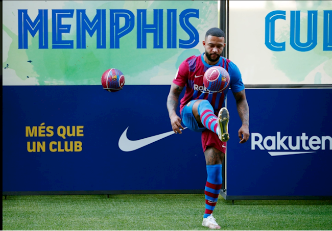 Depay ra mắt Barca