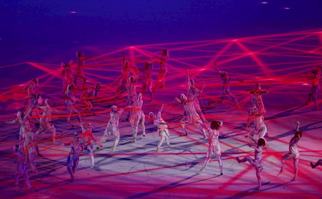 Trò chơi tạo hình bằng dây Ayatori ở Nhật Bản được các nghệ sĩ mang tới buổi lễ khai mạc.