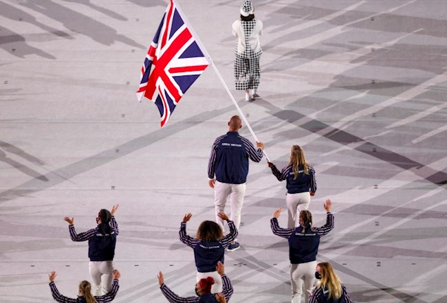 Đoàn VĐV của Vương quốc Anh bước vào lễ đài
