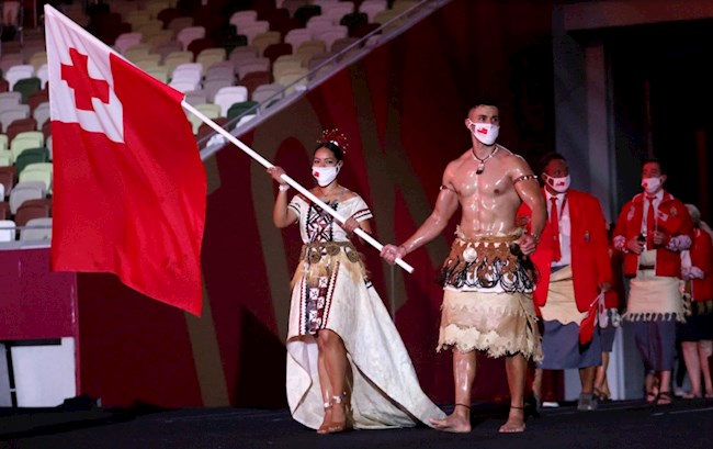 VĐV Tonga gây ấn tượng khi cởi trần theo phong tục của quốc gia này