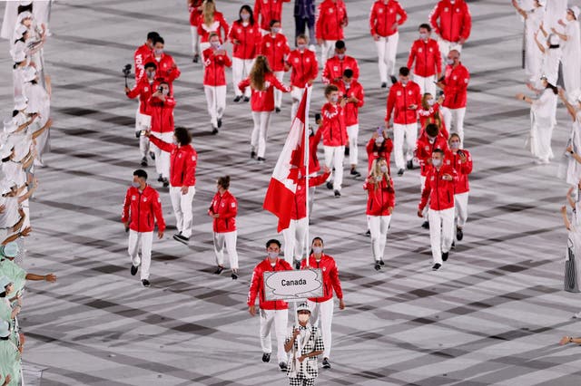 Đoàn Canada xuất hiện với màu đỏ đặc trưng của lá phong