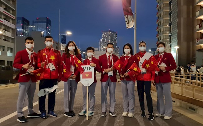 Đoàn TTVN dự Lễ khai mạc Olympic 2020, với 2 VĐV Nguyễn Huy Hoàng (thứ 2 từ trái sang) và Quách Thị Lan (thứ 2 từ phải sang) cầm cờ