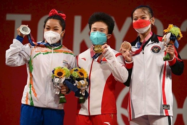 VĐV Windy Cantika người Indonesia xuất sắc giành Huy chương Đồng với tổng cử 194 kg VĐV Windy Cantika người Indonesia xuất sắc giành Huy chương Đồng với tổng cử 194 kg