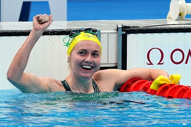 Niềm vui chiến thắng của nữ kình ngư người Úc, Ariarne Titmus sau khi vượt qua đối thủ Katie Ledecky người Mỹ sau 50m bơi cuối cùng.