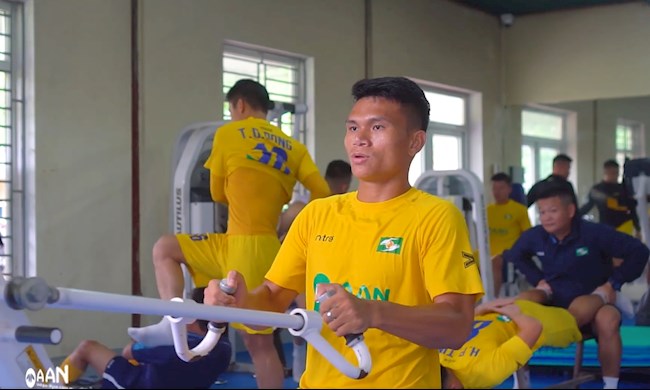 Các cầu thủ SLNA miệt mài tập luyện trong bối cảnh nhiều đối thủ đã nghỉ tập