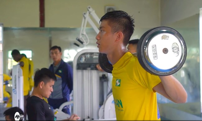 Tiền vệ Phan Văn Đức thực hiện bài nâng tạ để luyện nhóm cơ chân