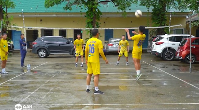 Cầu thủ SLNA thi đấu bóng chuyền bằng chân để rèn sự khéo léo