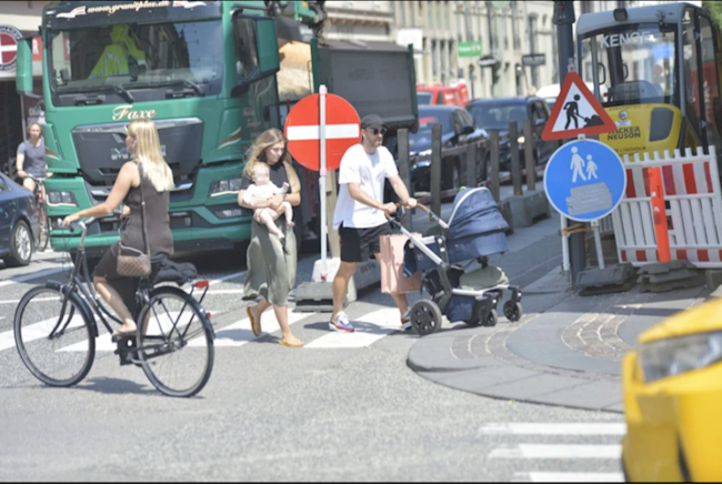 Christian Eriksen đi dạo với vợ và con gái Christian Eriksen đi dạo với vợ và con gái