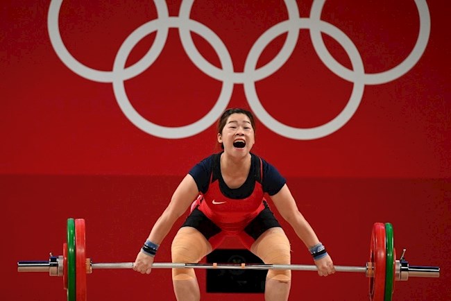 Hoàng Thị Duyên thi cử tạ hạng dưới 59 kg Hoàng Thị Duyên thi cử tạ hạng dưới 59 kg