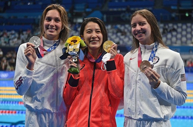 Yui Ohashi nhỏ bé khi đứng cạnh 2 VĐV Mỹ trên bục trao huy chương nội dung 200m hỗn hợp nữ