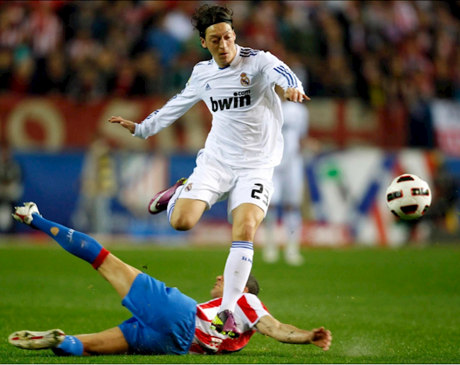 4. MESUT OZIL - Arsenal (42,5 triệu bảng - 2013). Khi mới cập bến Arsenal, Ozil chơi cực tốt. Nhưng dưới thời Arteta anh không được trọng dụng và đã chuyển tới Thổ Nhĩ Kỳ chơi bóng.