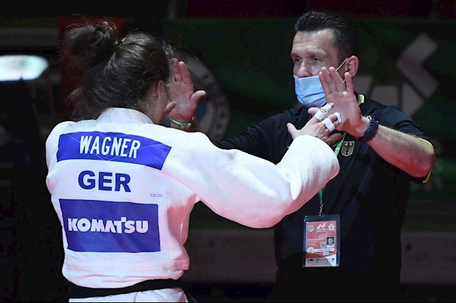 HLV tát học trò tại Olympic Tokyo bị cảnh cáo  hình ảnh