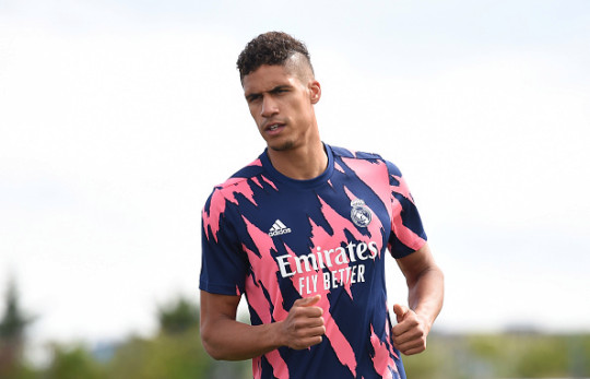 Glen Johnson chỉ trích Liverpool vì để Varane tới MU