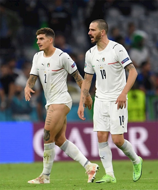 Các cầu thủ Italia cởi quần ăn mừng chiến thắng của đội nhà