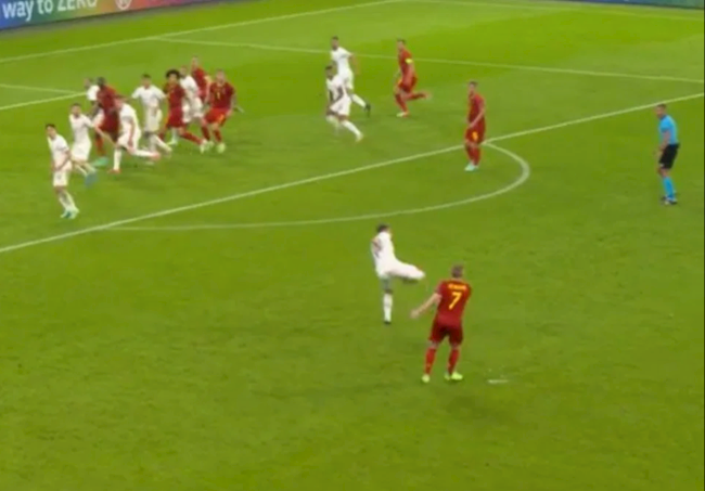 Domenico Berardi và tình huống ngăn cản cú đá phạt của De Bruyne