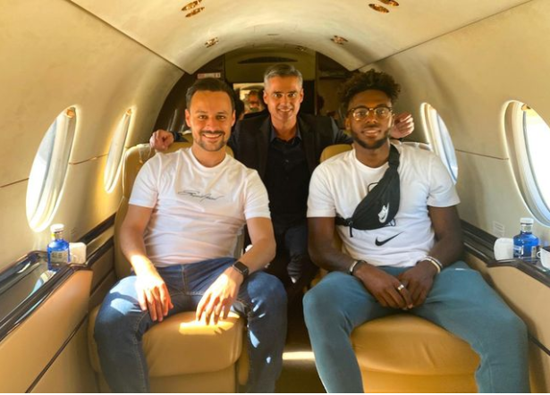 Nuno Tavares (bên phải) tới London ký hợp đồng với Arsenal