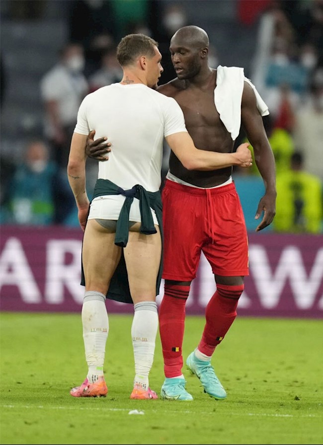 Các cầu thủ Italia cởi quần ăn mừng chiến thắng của đội nhà