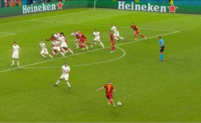 Domenico Berardi và tình huống ngăn cản cú đá phạt của De Bruyne