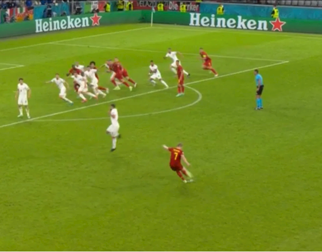 Domenico Berardi và tình huống ngăn cản cú đá phạt của De Bruyne