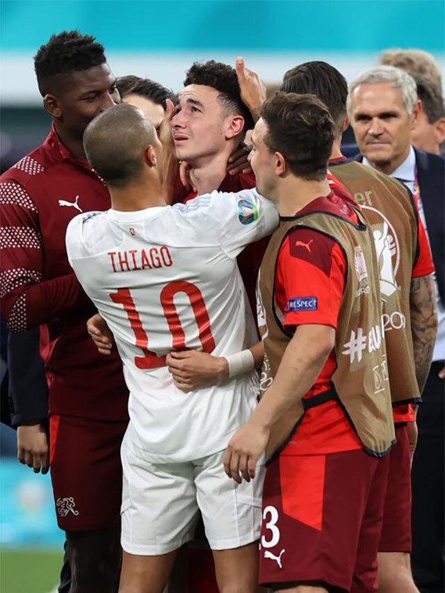 Thiago Alcantara động viên các cầu thủ Thụy Sĩ