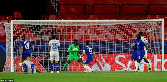 Mehdi Taremi ghi bàn vào lưới Chelsea