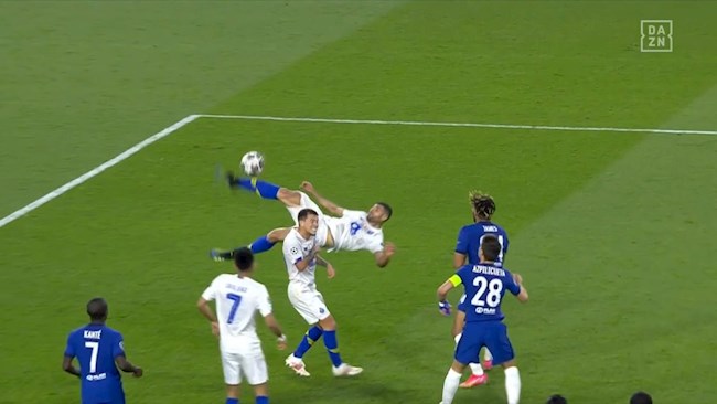 Mehdi Taremi ghi bàn vào lưới Chelsea