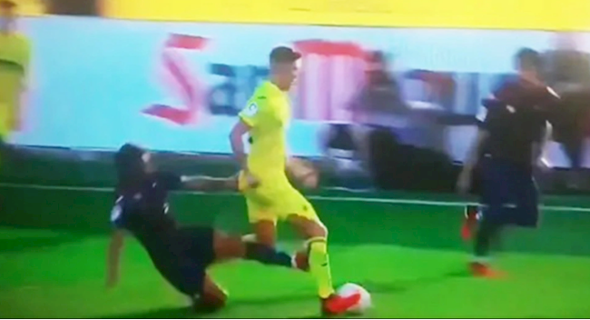 Roberto Soldado bị chỉ trích dữ dội sau pha vào bóng triệt hạ