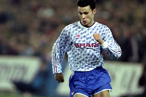 Mẫu áo của MU những năm 1990