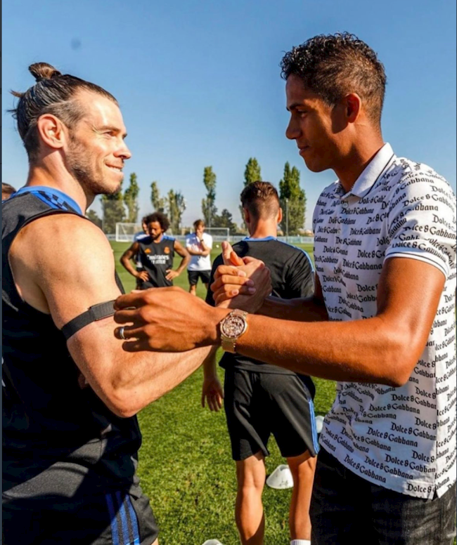 Varane đã chia tay các đồng đội ở Real Madrid, anh nói chuyện với Gareth Bale. Varane đã chia tay các đồng đội ở Real Madrid, anh nói chuyện với Gareth Bale.