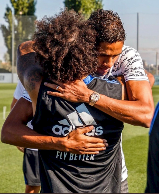 Cầu thủ người Pháp ôm Marcelo. Cầu thủ người Pháp ôm Marcelo.