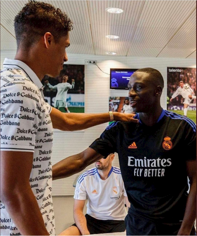 Cầu thủ người Pháp chia tay đồng hương Mendy. Cầu thủ người Pháp chia tay đồng hương Mendy.