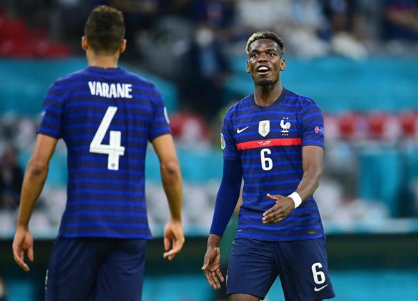 Paul Pogba gọi FaceTime cho Raphael Varane