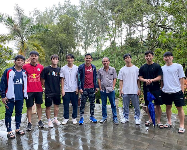 HLV Kiatisuk chia tay các học trò ra bắc hội quân