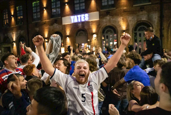 CĐV Anh ăn mừng chiến thắng trước Ukraine