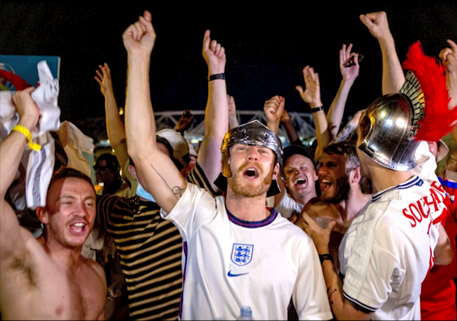 CĐV Anh ăn mừng chiến thắng trước Ukraine