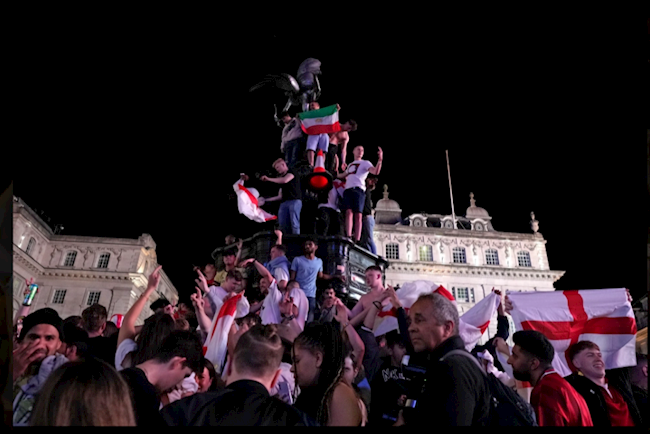 CĐV Anh ăn mừng chiến thắng trước Ukraine